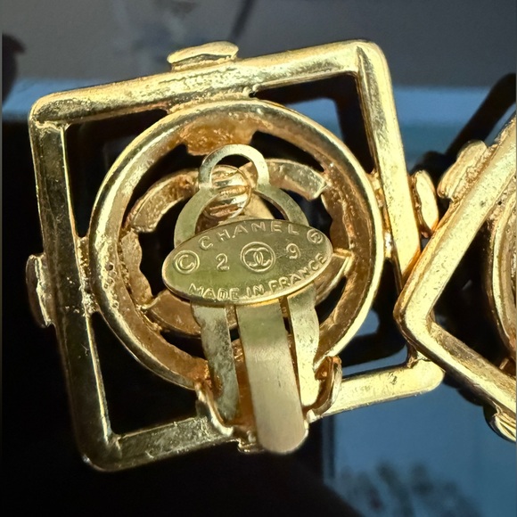 LOT 2065a 24K gold plated CHANEL vintage square CC logo clip on earrings - Picture 4 of 9